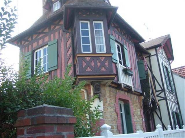 On dit d’une maison sans intérêt qu’elle a de beaux placards, comme on dit d’une femme laide qu’elle a de beaux yeux. (Bouvard)